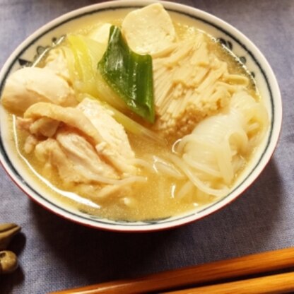 冬はやっぱり鍋がいいですね〜( ´ ▽ ` )ﾉ 体はあったまるし、野菜はたっぷりとれるし♪( ´θ｀)ノ 鶏肉メインで美味しくいただきました！